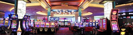 Tampilan studio Live Sic Bo qqfunbet dengan dealer profesional dan tiga dadu